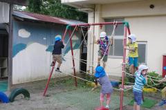 ロープ遊びをしている園児達の写真