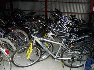 綺麗に並んで置いてあるサイクリング自転車の写真