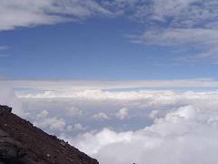 富士山から眼下に雲海が見えている景色の写真